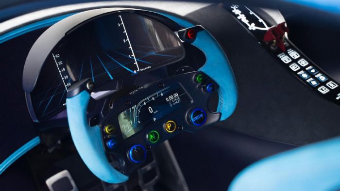 Το τιμόνι απεικονίζει ψηφιακά χρήσιμες πληροφορίες στον οδηγό καθώς και την εικόνα από τις τρεις κάμερες που έχουν τοποθετηθεί στο εξωτερικό μέρος της Bugatti. 